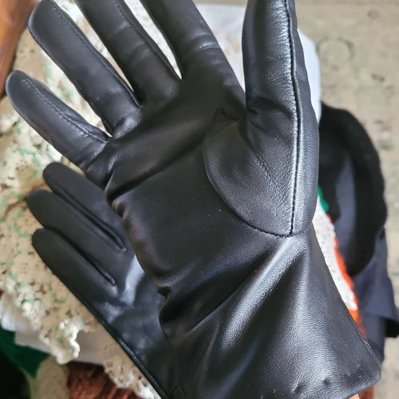 3M Thinsulate Black Leather Gloves with Quilted Interior - Picture 3 of 8